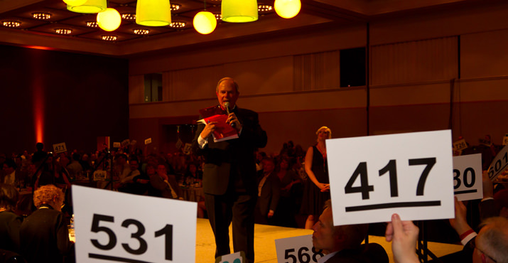 Auctioneer Graham Crow rallied the 800+ guests to raise over $400,000 for the vital mission of The ALS Association.