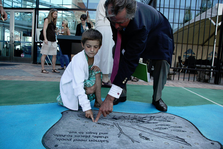 The Salmon Sidewalk is an outdoor exhibit designed to engage OMSI visitors in learning about the life cycle of Pacific salmon from freshwater to ocean, and the many ways they can help create healthier rivers that salmon need to thrive.