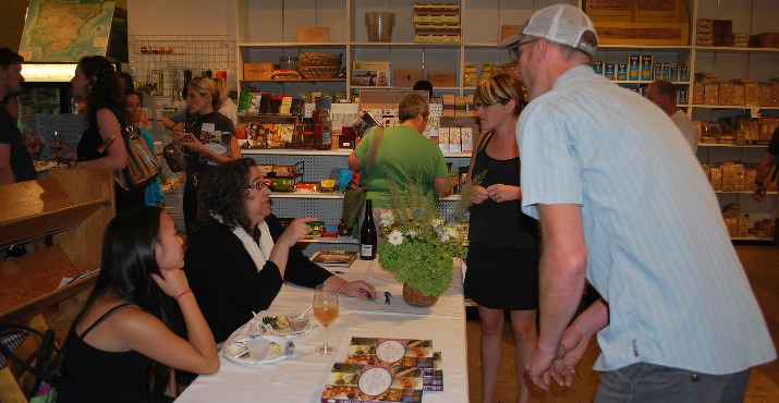 Laurie had the help of her daughter, Olivia at the booksigning.