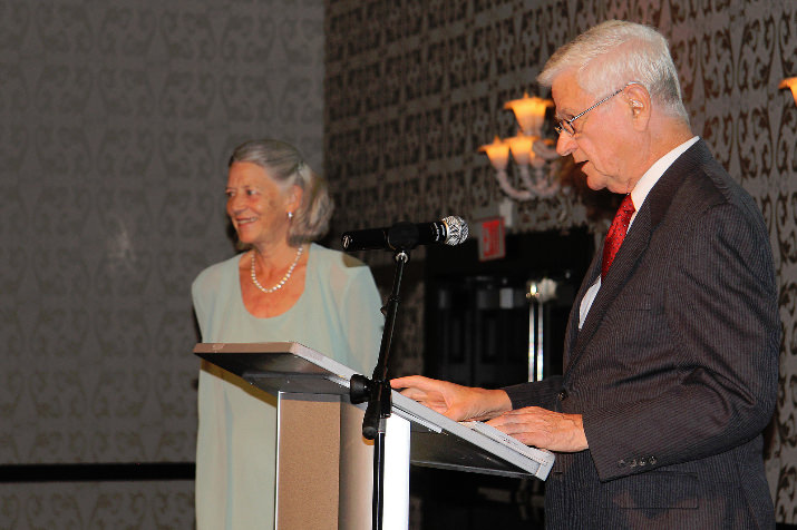 Pet Partners co-founder Dr. Bill McCulloch presents Katharine Harding with the first “Delta Spirit of Caring” award.