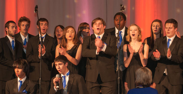 The guests enjoyed a roof-raising choral performance by the Gresham High School honor choir, The Overtones. 