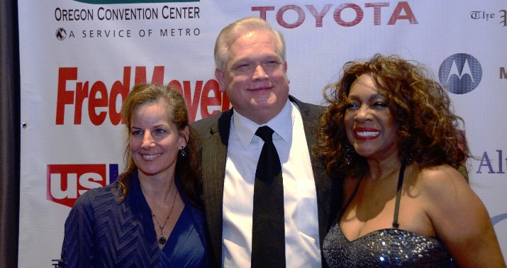 Multnomah County Sheriff Dan Staton and wife pose for photo with Motown Diva Mary Wilson