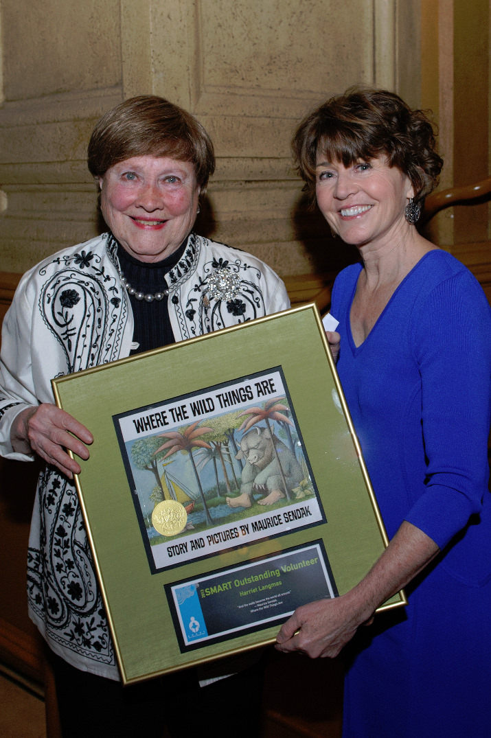 From left, longtime SMART Volunteer Harriet Langmas of Bend, Oregon, received the 2013 Outstanding SMART Volunteer Award from SMART Executive Director Chris Otis (right) at the 2013 SMART Gala. Langmas has been a SMART volunteer reader for 21 years.