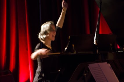 Susan Smith gets physical with George Crumb’s Makrokosmos. Who knew the piano strings could be played that way.