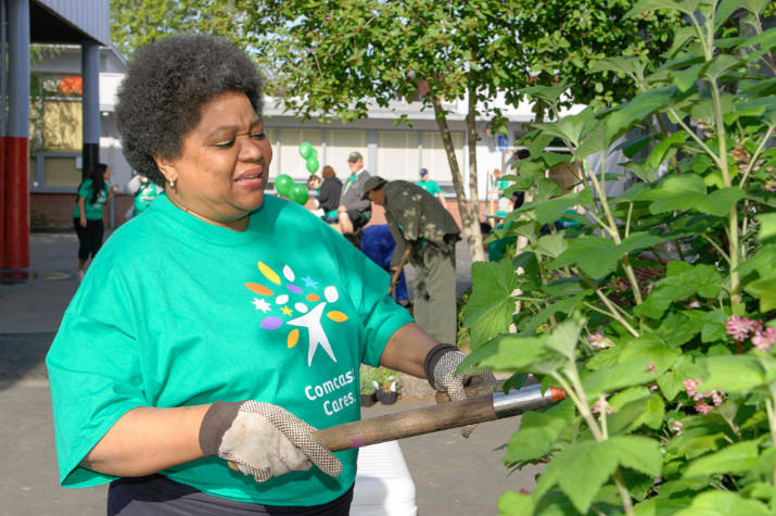 Charisse Lillie, Comcast Corporation VP of Community Investment, joins the Oregon Southwest Washington crew to garden at Faubion school. Photo by Andie Petkus.