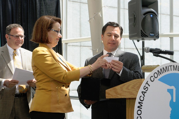 Ellen Rosenblum, Oregon Attorney General, and Rodrigo Lopez, Comcast Oregon and Southwest Washington Regional VP, announce fifteen lucky students to receive an iPad mini to use in college. Photo by Andie Petkus.
