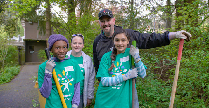 Elaysia Edwards, Comcast sales supervisors Kim Wood and Kevin Bailey, and Lexus Bailey clean up the Oregon Zoo grounds for Comcast Cares Day. Photo by Andie Petkus.