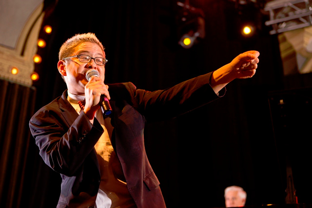 Pink Martini’s Thomas Lauderdale cheers on audience donations during his music set with The Von Trapps.