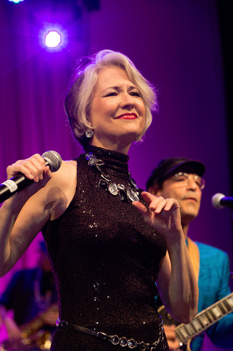 Dynamic duo Valerie Day and John Smith, aka Nu Shooz, get Wonderball guests off their feet with a live performance of their Billboard Top 100 song that spent 15 weeks in the Top 40 in 1986 – “ I Can’t Wait.”