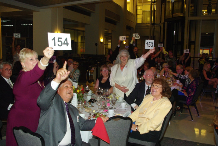 *Korrie & Alan Hoeckendorf, #153 *Lin Hledik & *Robert Cyrus surround incoming Royal Rosarian Prime Minister *Marilyn Schultz.