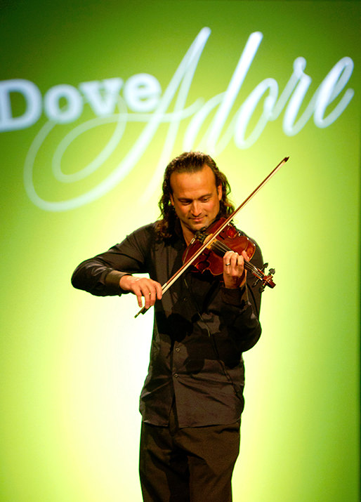 Aaron Meyer closes the evening with a special, on-stage performance for guests.