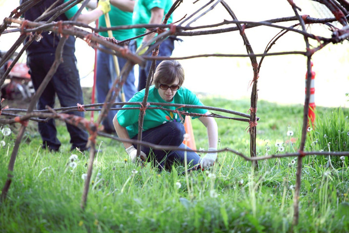 Meaghan Heupel, among more than 90 volunteers, gardens at Native American Youth and Family Center on Comcast Cares Day. Photo by Kim Hansen.