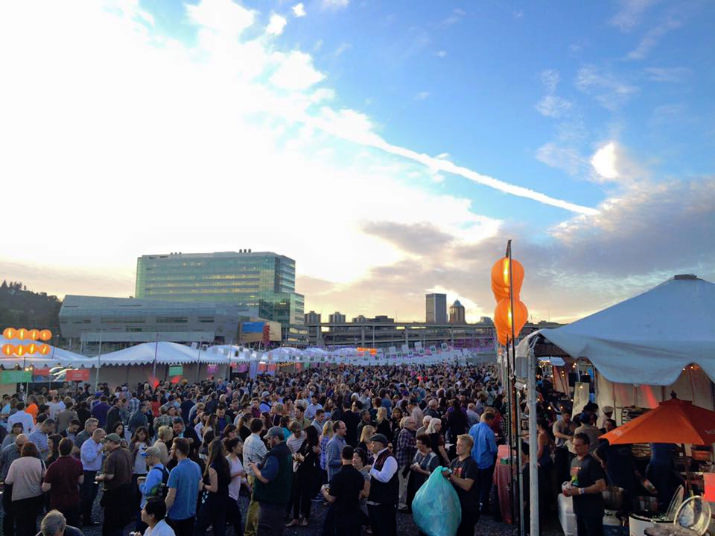 Delicious food ✔️ Incredible crowd ✔️ Epic view ✔️✔️✔️ USA Pears #NightMarket at Zidell Yards is on! #FeastPDX