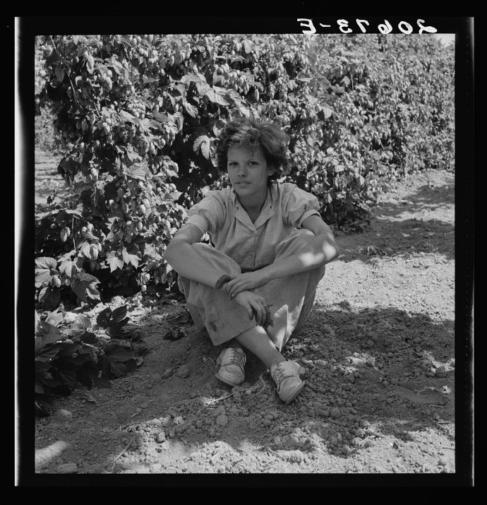 Independence (vicinity), Polk County, Oregon. Wife of an ex-logger, now a migratory field worker, resting in the shade of the hop vine at noon. 