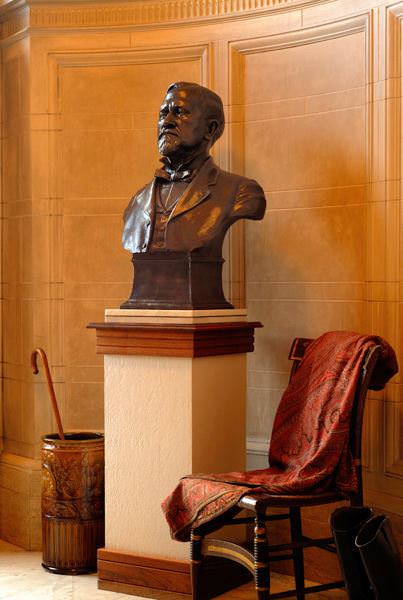 The north entry features a bronze bust of Henry Pittock. The 1906 original plaster bust was donated by Caroline Pittock Leadbetter and was cast in bronze in 1993.