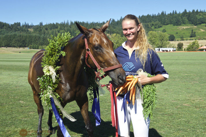 Best Pony, Louie, enjoys a delicious traditional carrot bouquet with player Mia Bray. Louie earned the title of the “Best Pony” after his outstanding performance during the Oregon Polo Classic Championship match. 