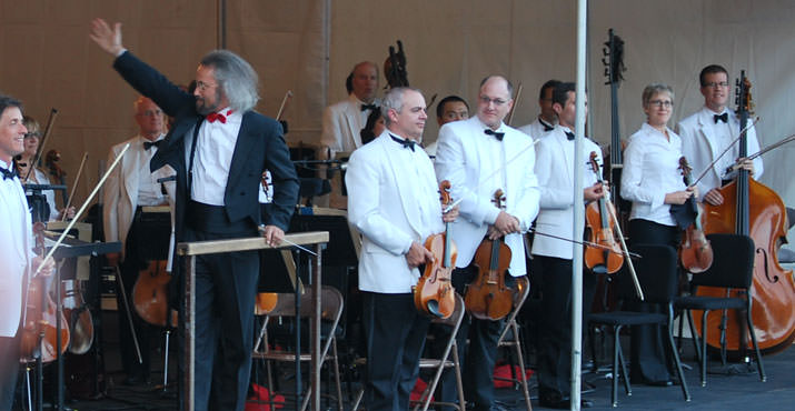 In May 2011 Kalmar made his New York debut at Carnegie Hall with the Oregon Symphony as part of the inaugural Spring for Music festival.