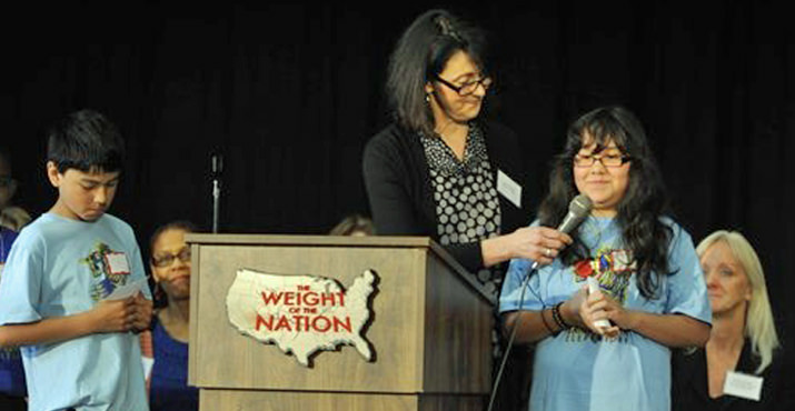 Elementary School¹s Wellness Leader Jane Harold presents the Oregon Wellness Awards to Xitlalic Guzman and Cielo del Rosario