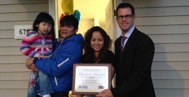 Ngo family and David Gorman from Bank of America in front of the Ngo's > new home